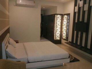 Meghdoot Hotel & Resort Ujjain Bilik gambar